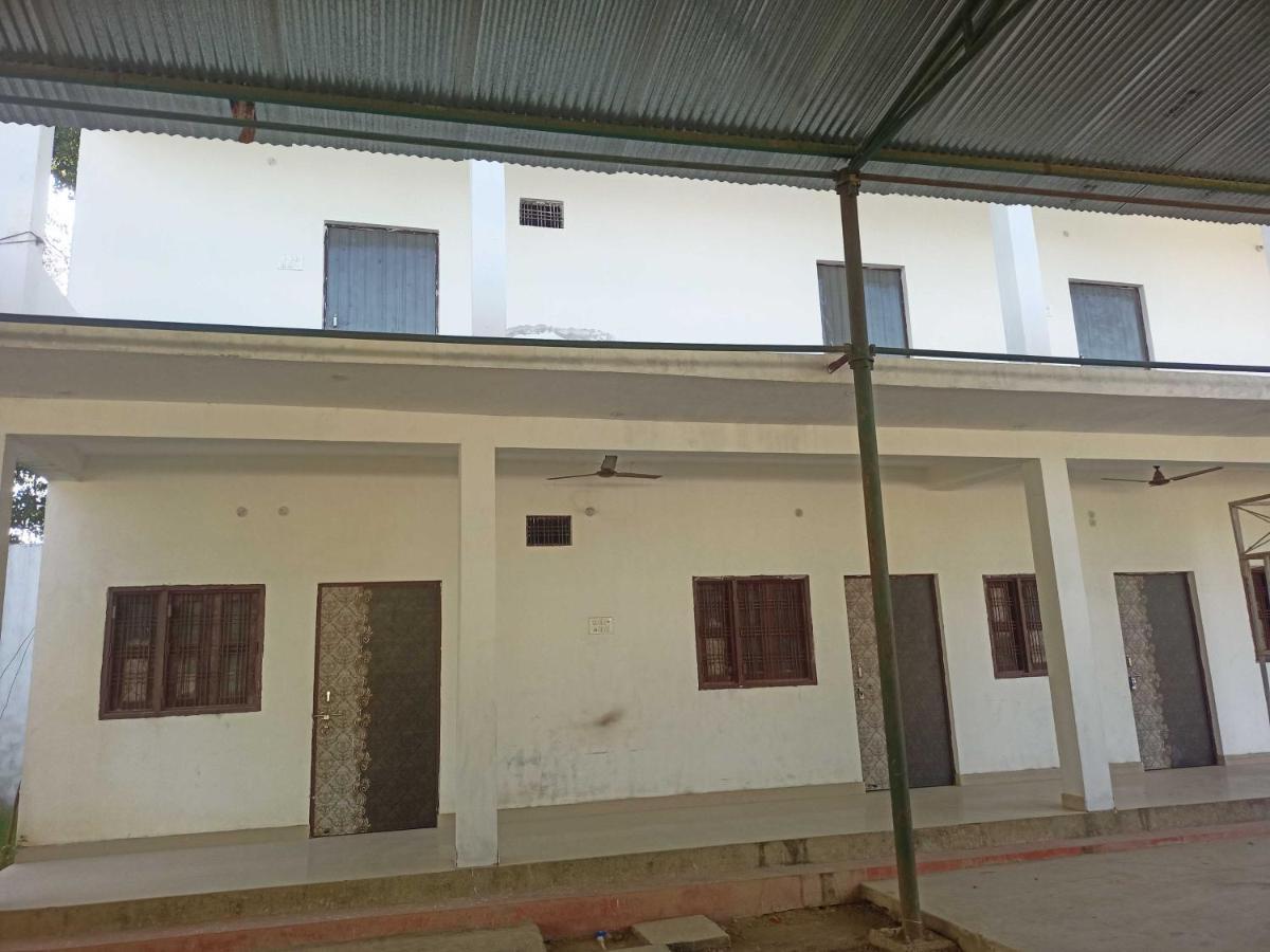 Oyo Hotel Ss Grand Lucknow Bagian luar foto